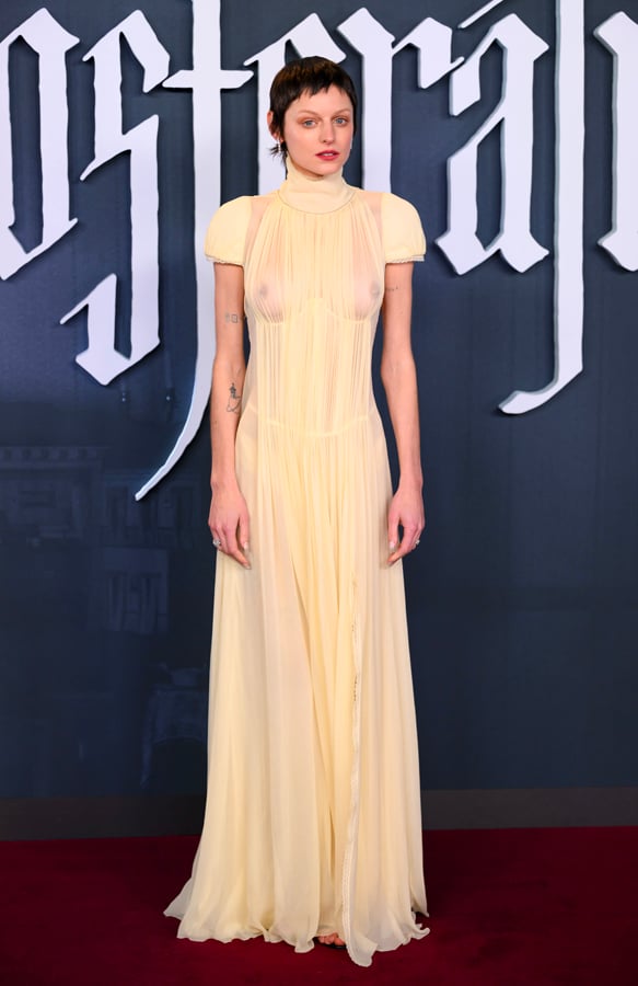 Emma Corrin en robe Alexander McQueen à la Première de "Nosferatu" à Londres, le 4 décembre 2024 © Photo by Karwai Tang/WireImage.