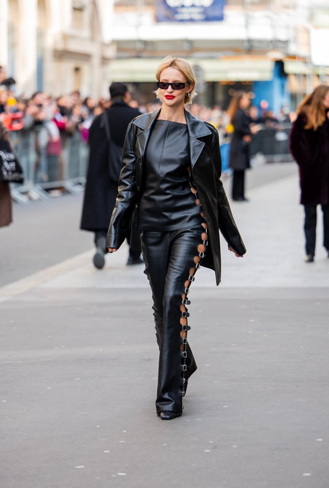 Angèle au défilé Courrèges automne-hiver 2024-2025 pendant la Fashion Week de Paris, le 28 février 2024 à Paris, France. © Christian Vierig/Getty Images.