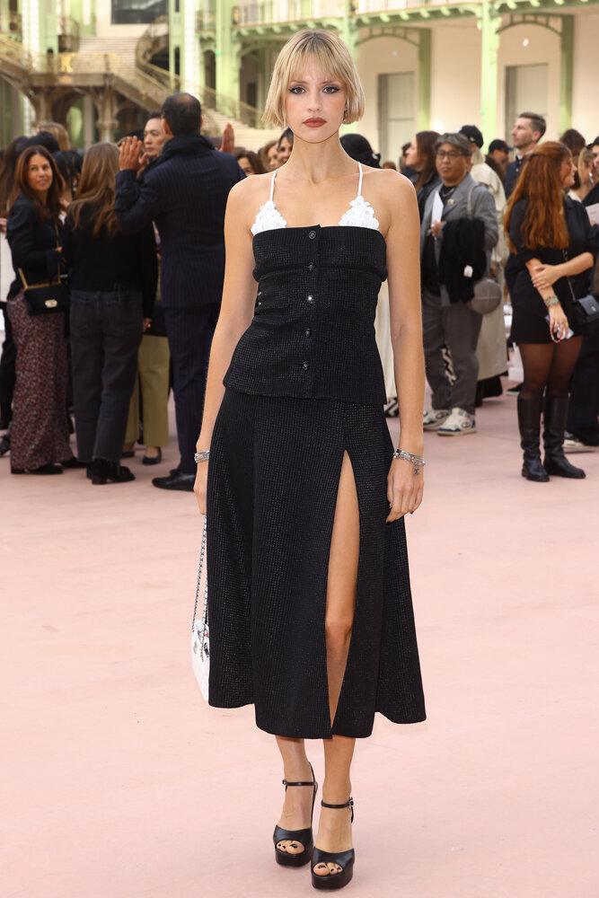 Silhouette Grandeur Nature D'Angèle Van Laeken En Tenue Noire - Découpe Carton Pour événements Et Collectionneurs