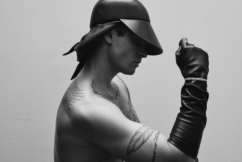 Baptiste Giabiconi avec casquette et gants Saint Laurent par Anthony Vaccarello, bracelet “Zèbre” APM Monaco. 