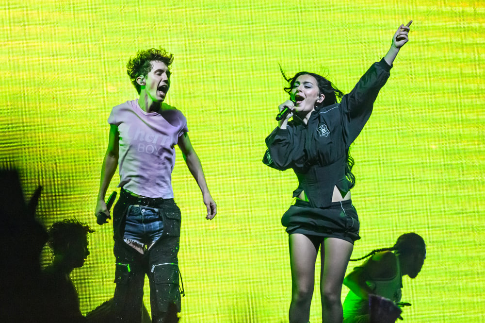 Charli XCX rejoint Troye Sivan sur scène pendant la tournée Something to Give Each Other Tour au OVO Arena Wembley, le 27 juin 2024 à Londres, Royaume-Uni. © Katja Ogrin/Redferns. mots 2024