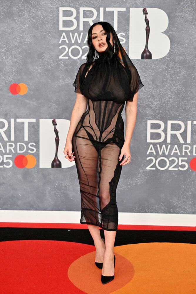 Charli xcx en robe Dilara Findikoglu à la cérémonie des BRIT Awards 2025.
