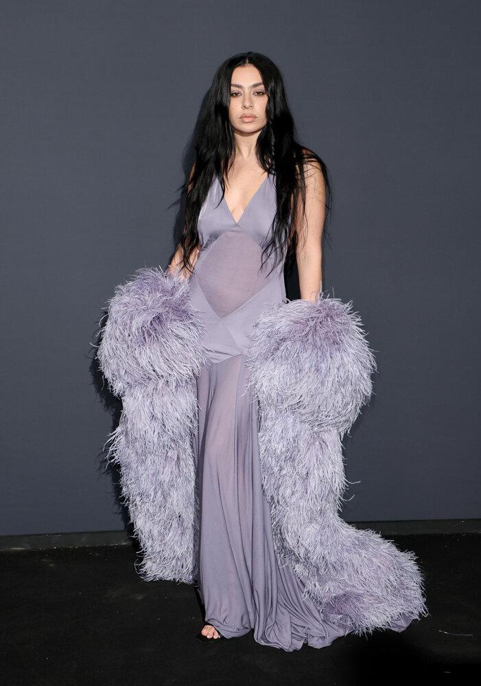 Charli XCX en robe Saint Laurent à Cannes.