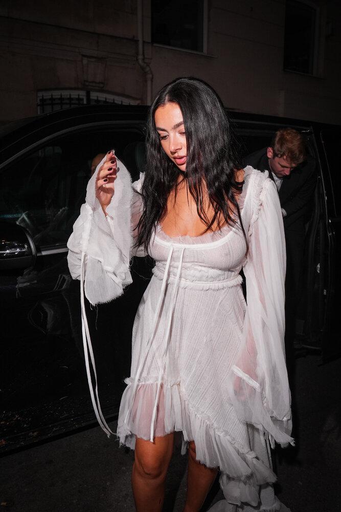 Charli XCX la Fashion Week de Paris 2025.