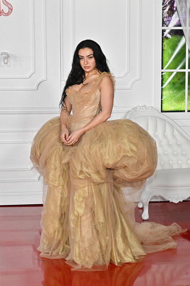 Charli xcx en robe Vivienne Westwood lors de la première mondiale de Hurlevent.