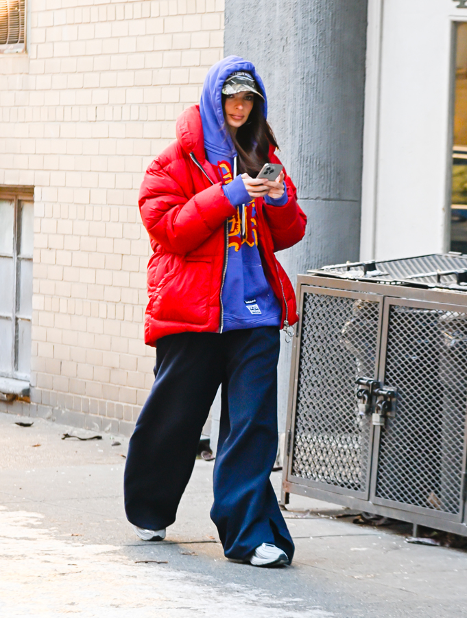 emily ratajkowski en doudoune rouge 
