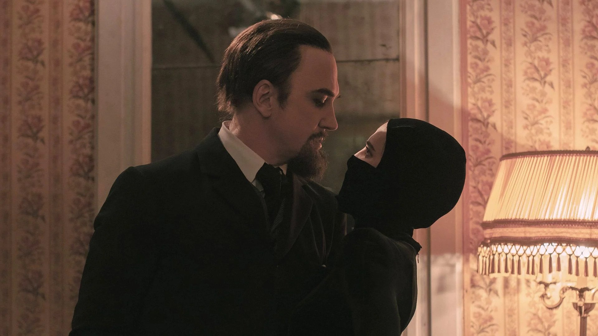 Alicia Vikander et Lars Eidinger dans la mini-série Irma Vep (2022). © HBO.  vampires pop culture