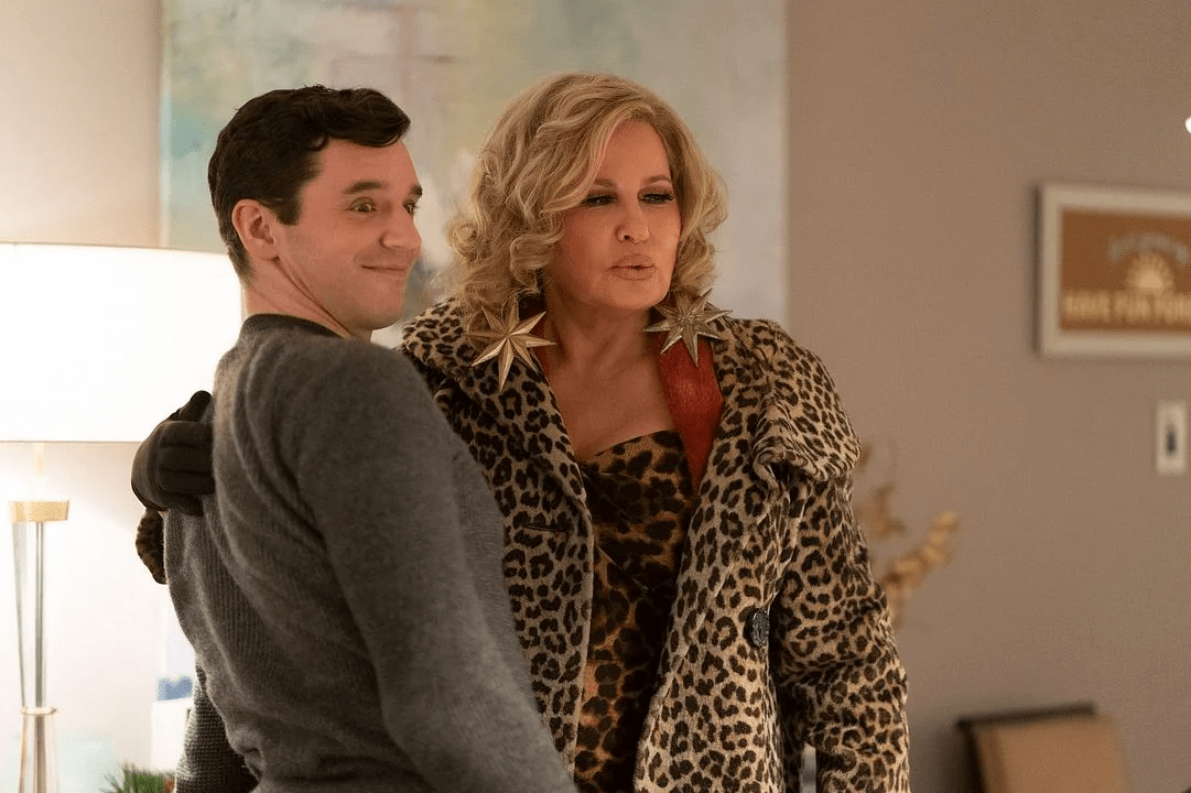 Michael Urie et Jennifer Coolidge dans le film Que souffle la romance (2021) de Michael Mayer. © Philippe Bosse/Netflix.