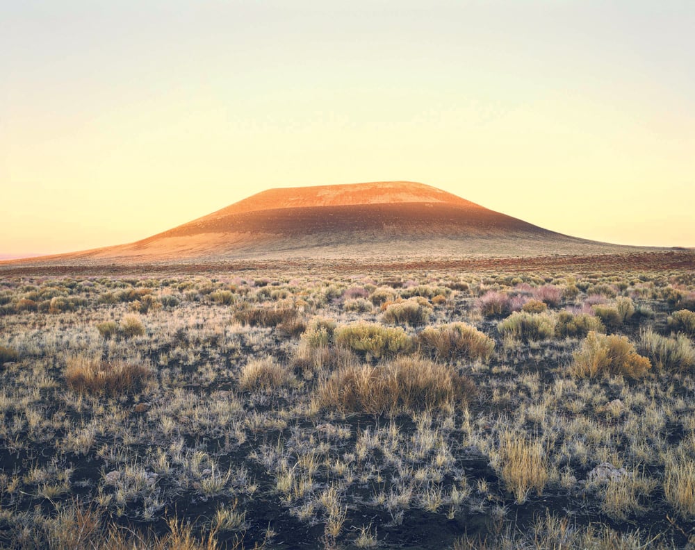 Vue du cratère Roden dans l’Arizona, site où James Turrell travaille depuis 1977 à son œuvre la plus monumentale à ce jour. © James Turrell. Photo : Florian Holzherr.