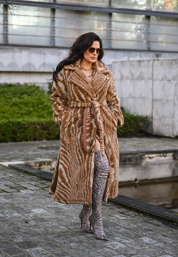 ashley graham en manteau de fausse fourrure à imprimé animalier 