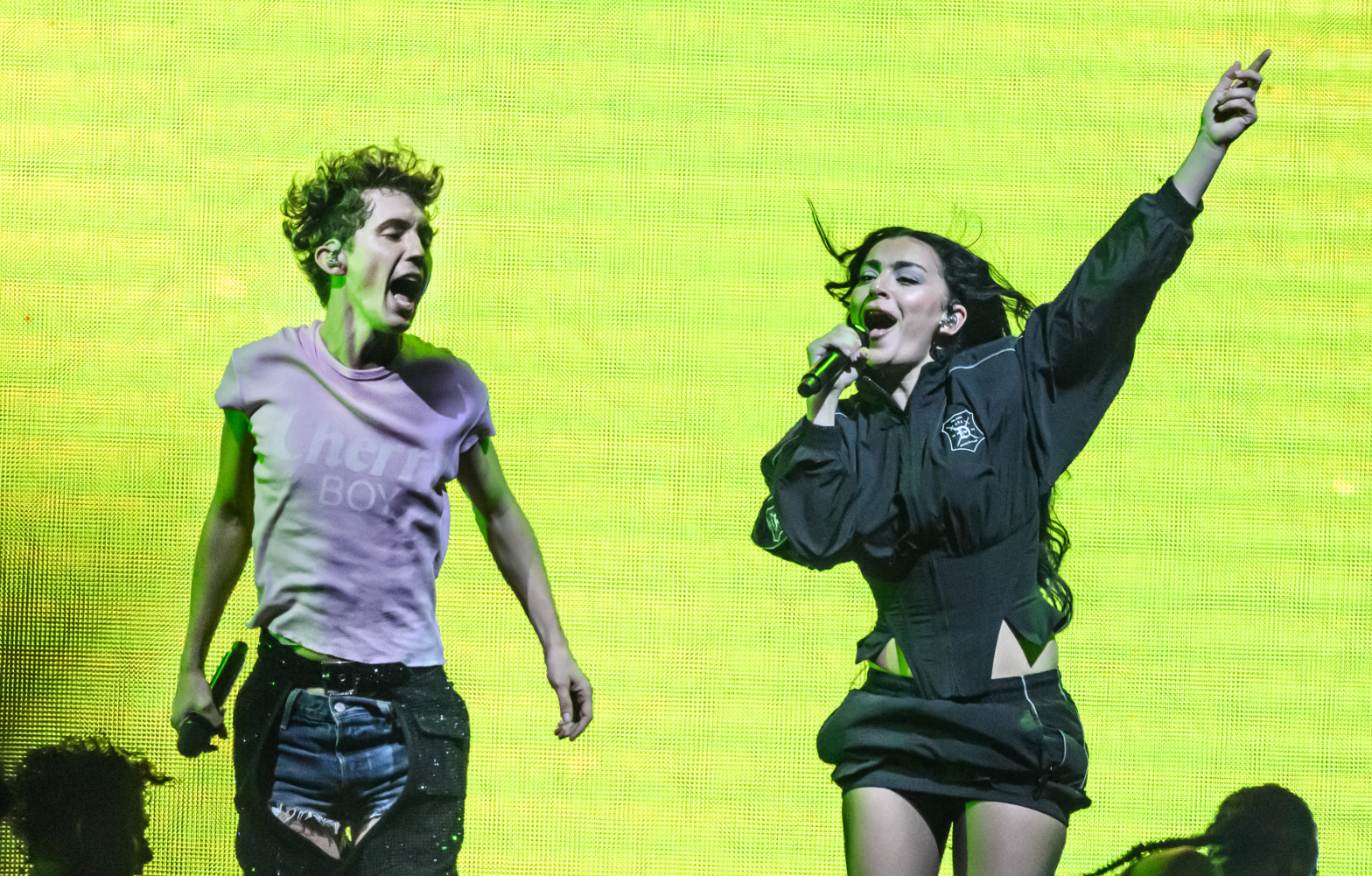 Charli XCX rejoint Troye Sivan sur scène pendant la tournée Something to Give Each Other Tour au OVO Arena Wembley, le 27 juin 2024 à Londres, Royaume-Uni. © Katja Ogrin/Redferns. MOTS 2024