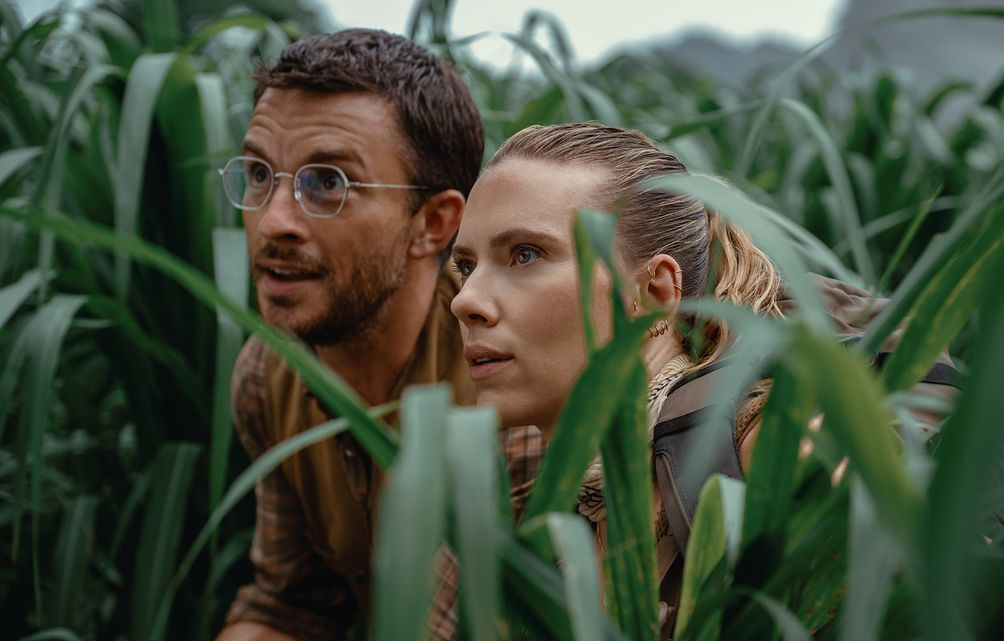 Scarlett Johansson et Jonathan Bailey dans le film Jurassic World : Renaissance (2025) de Gareth Edwards. © Universal Pictures. - suites cinema - reboots - remakes