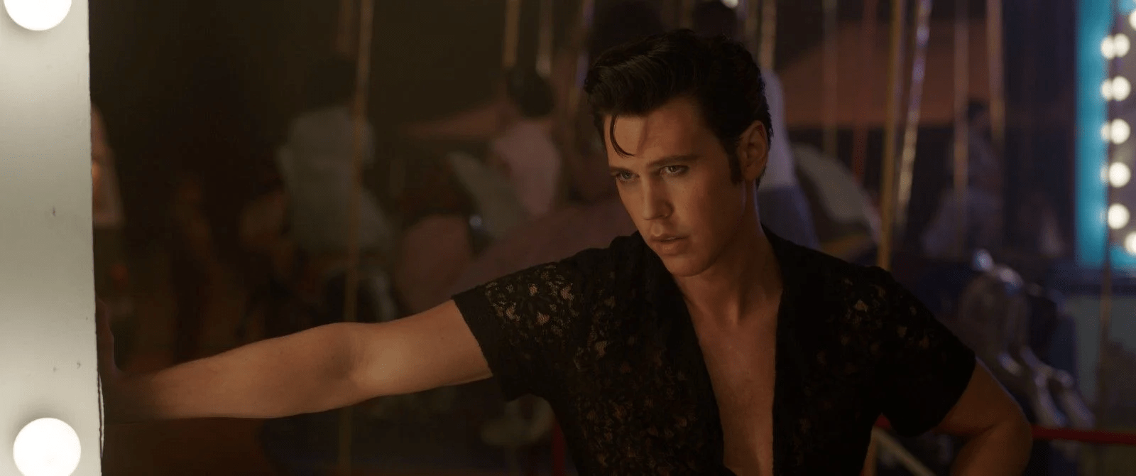 Austin Butler dans le film Elvis (2022) de Baz Luhrmann. © 2022 Warner Bros. Entertainment Inc. All Rights Reserved. / Kane Skennar.