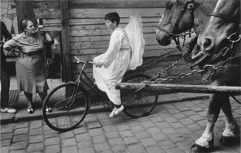 Josef Koudelka/Magnum Photos, "Carnaval, Olomouc, Moravie, Tchécoslovaquie" (1968). © Collection photographique de la Fnac/Dépôt au musée Nicéphore Niépce, Ville de Chalon-sur-Saône.