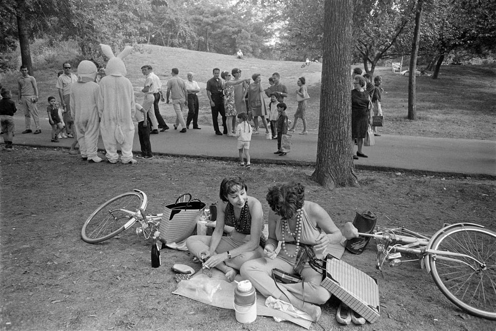 Joel Meyerowitz, "Pique-nique, Central Park, Manhattan" (1966). © Joel Meyerowitz.