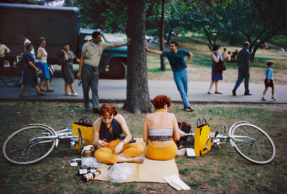 Joel Meyerowitz, "Pique-nique, Central Park, Manhattan" (1966). © Joel Meyerowitz.