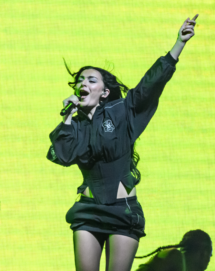 Charli XCX rejoint Troye Sivan sur scène pendant la tournée Something to Give Each Other Tour au OVO Arena Wembley, le 27 juin 2024 à Londres, Royaume-Uni. © Katja Ogrin/Redferns. MOTS 2024