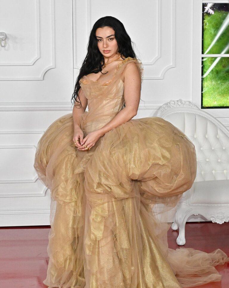 Charli xcx en robe Vivienne Westwood lors de la première mondiale de Hurlevent.