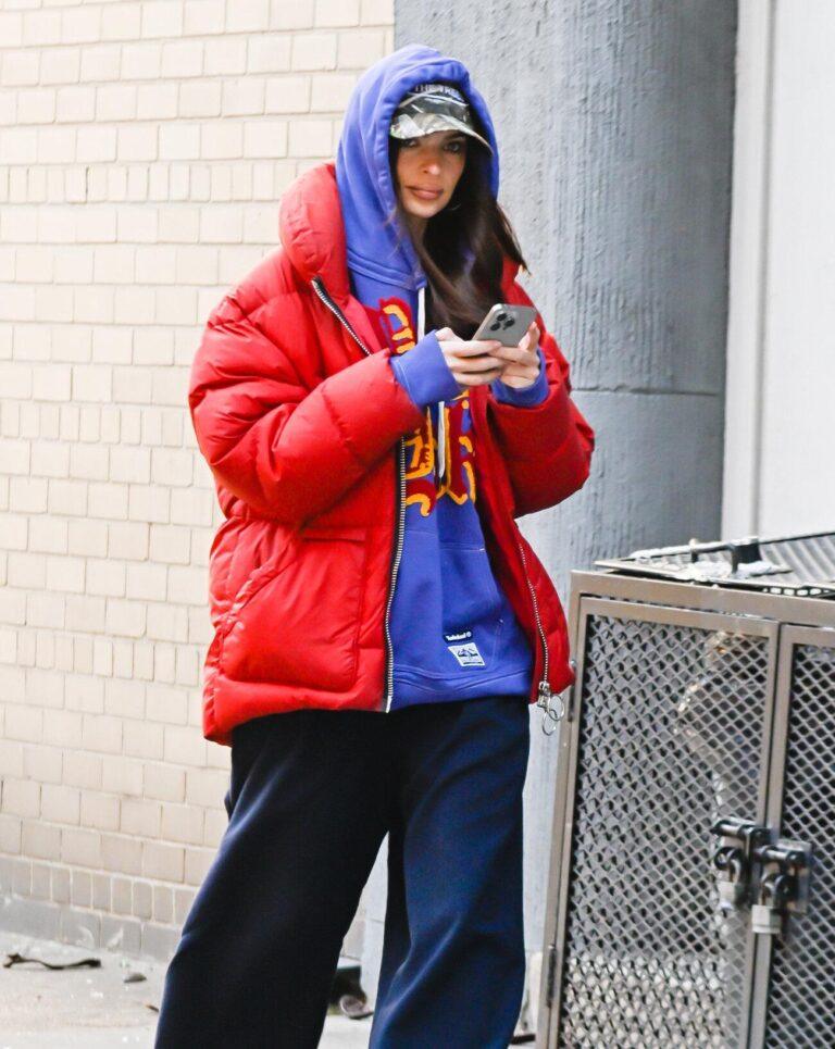 emily ratajkowski en doudoune rouge