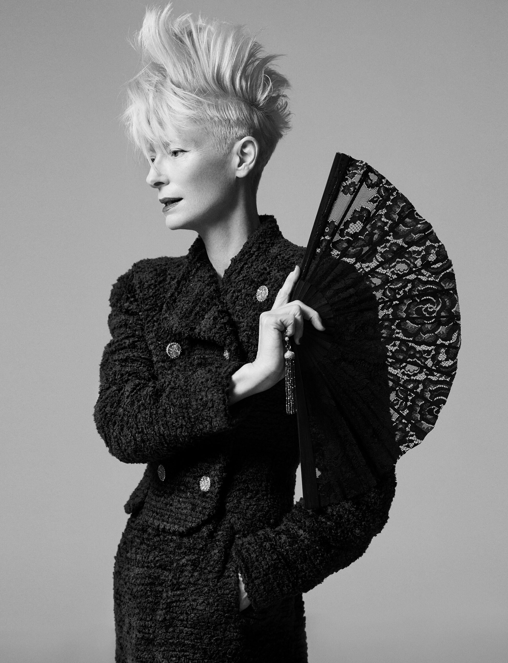 Tilda Swinton en Chanel. Éventail, Rossy de Palma x Olivier Bernoux. la chambre d'à côté