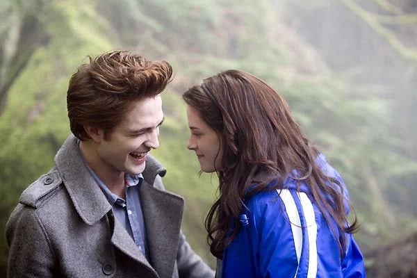 Robert Pattinson et Kristen Stewart dans le film Twilight - chapitre 1 : Fascination (2008) de Catherine Hardwicke. © Summit Entertainment. vampires pop culture 