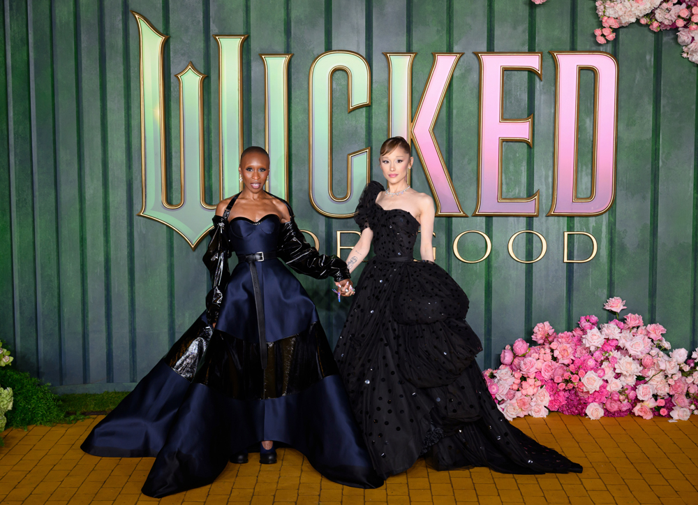 Cynthia Erivo en Prada et Ariana Grande en pièce originale Gilbert Adrian assistent à la première de Wicked: For Good, le 10 novembre 2025 à Londres.