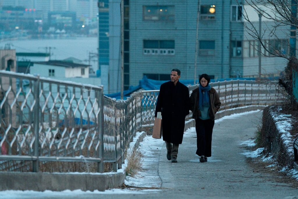 Bella Kim et Roschdy Zem dans le film Hiver à Sokcho (2025) © OFFSHORE.