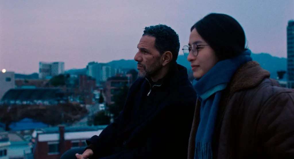 Bella Kim et Roschdy Zem dans le film Hiver à Sokcho (2025) © OFFSHORE.