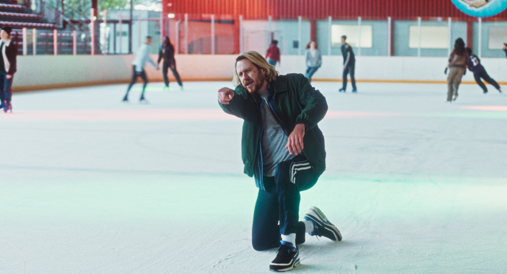 Bastien Bouillon et Juliette Armanet dans le film Partir un jour (2025).