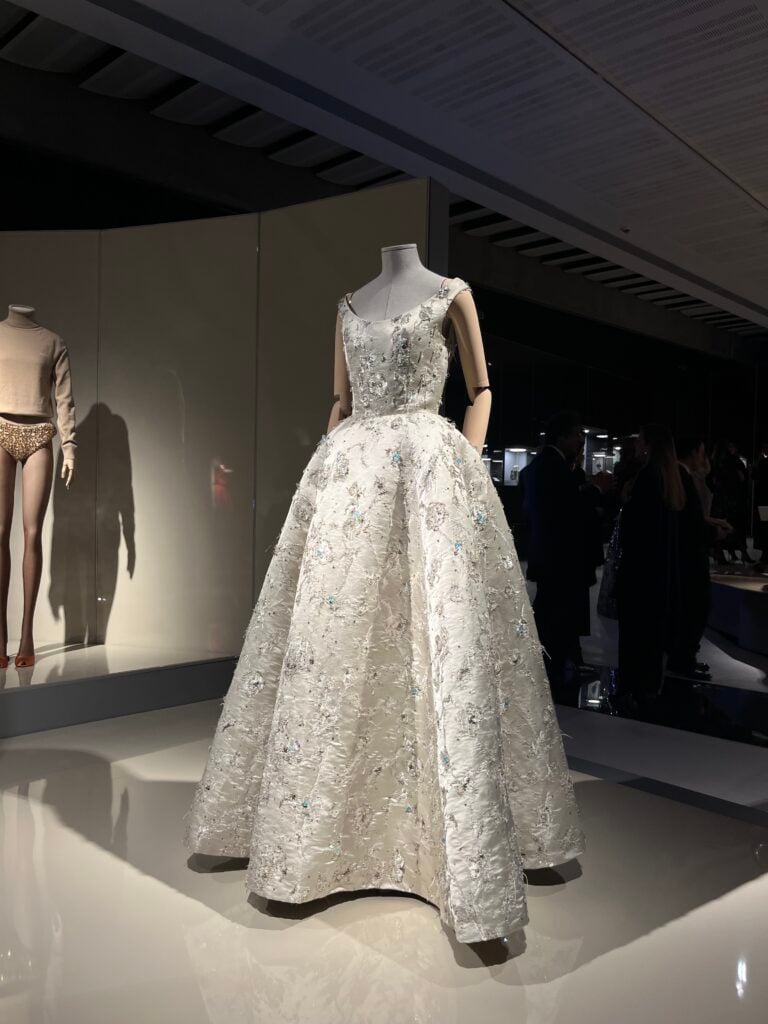 robe dior raf simons Vue de l'exposition Memorabile. Ipermoda au Roma Museo MAXXI. 