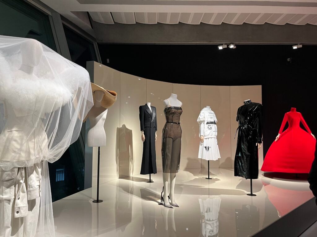 Vue de l'exposition Memorabile. Ipermoda au Roma Museo MAXXI. 