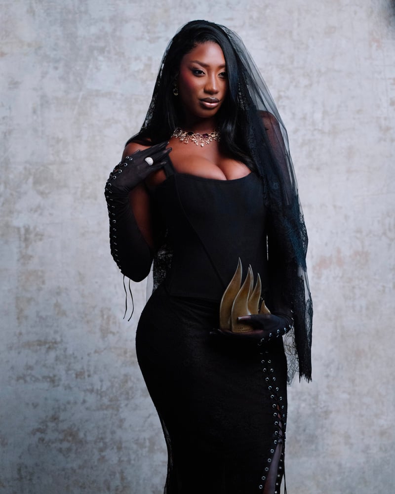 aya nakamura look morticia adams flammes 2025