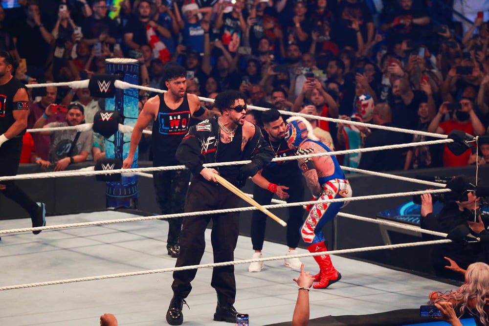 Bad Bunny avant son combat avec Dominik Mysterio au WWE SmackDown au Coliseo de Puerto Rico José Miguel Agrelot en 2023. © Photo by Gladys Vega/Getty Images.