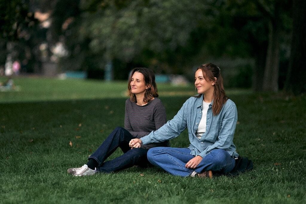 Camille Cottin et Monia Chokri dans le film Les Enfants vont bien (2025) de Nathan Ambrosioni. ©  2024 - Manuel Moutier – Chi-Fou-Mi Productions. films francais 2025