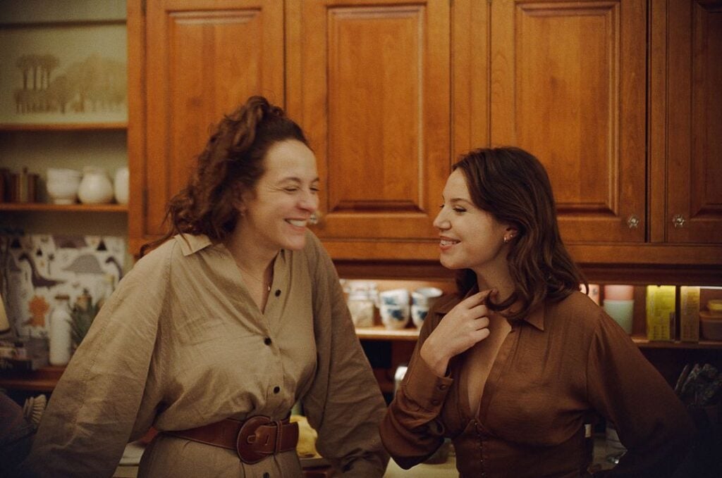 Monia Chokri et Magalie Lépine Blondeau dans le film Simple comme Sylvain (2023) de Monia Chokri. © Fred Gervais. 