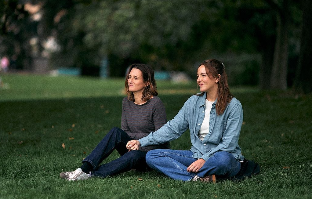 Camille Cottin et Monia Chokri dans le film Les Enfants vont bien (2025) de Nathan Ambrosioni. ©  2024 - Manuel Moutier – Chi-Fou-Mi Productions.