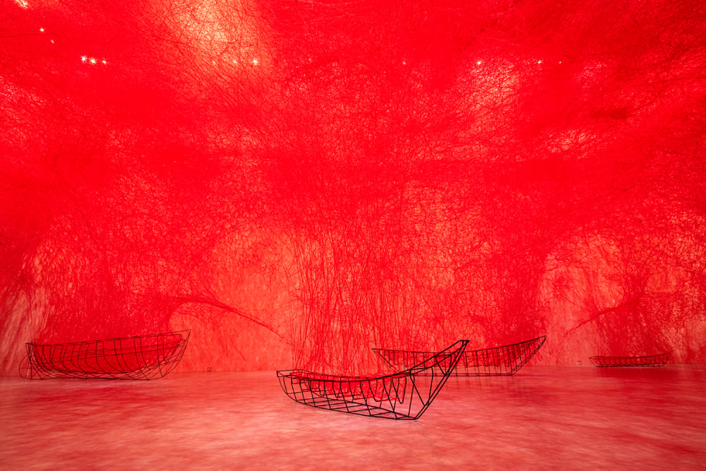 Chiharu Shiota, Uncertain Journey (2021). © Vue de l’installation : Taipei Fine Arts Museum photo Guan-Ming Lin
© Adagp, Paris, 2024.