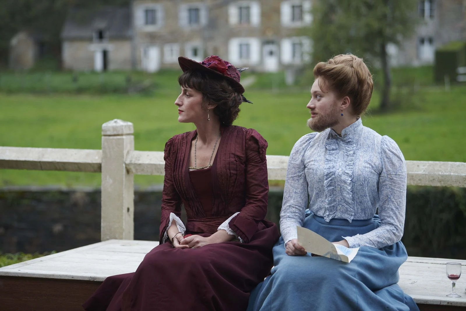 Nadia Tereszkiewicz et Juliette Armanet dans le film Rosalie (2024) © Marie-Camille Orlando - 2023 TRESOR FILMS - GAUMONT - LDRPII - ARTÉMIS PRODUCTIONS.