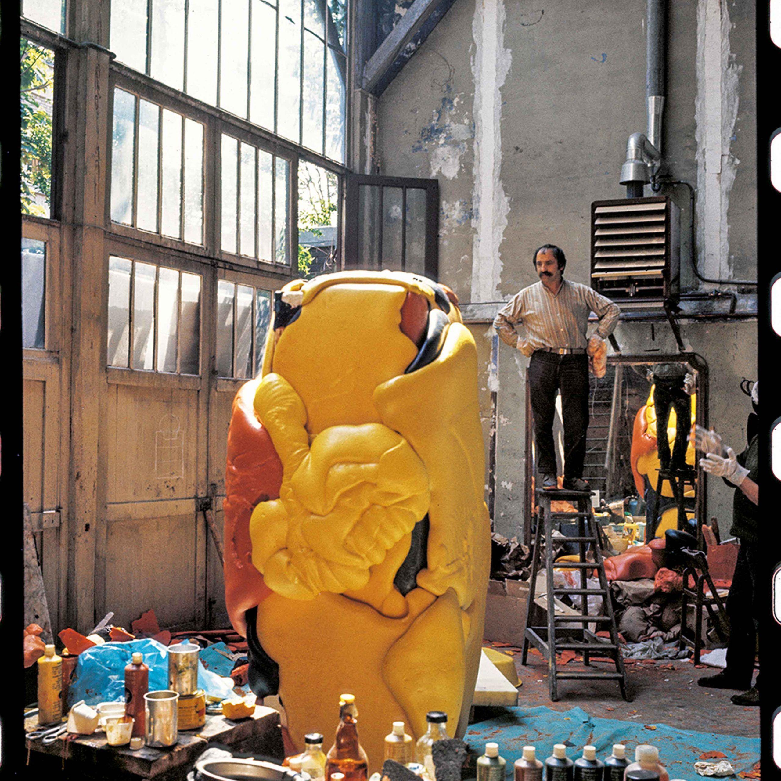 L’artiste César dans son atelier à Paris, en 1967. © Michel Delluc. Courtesy of Centre Pompidou.