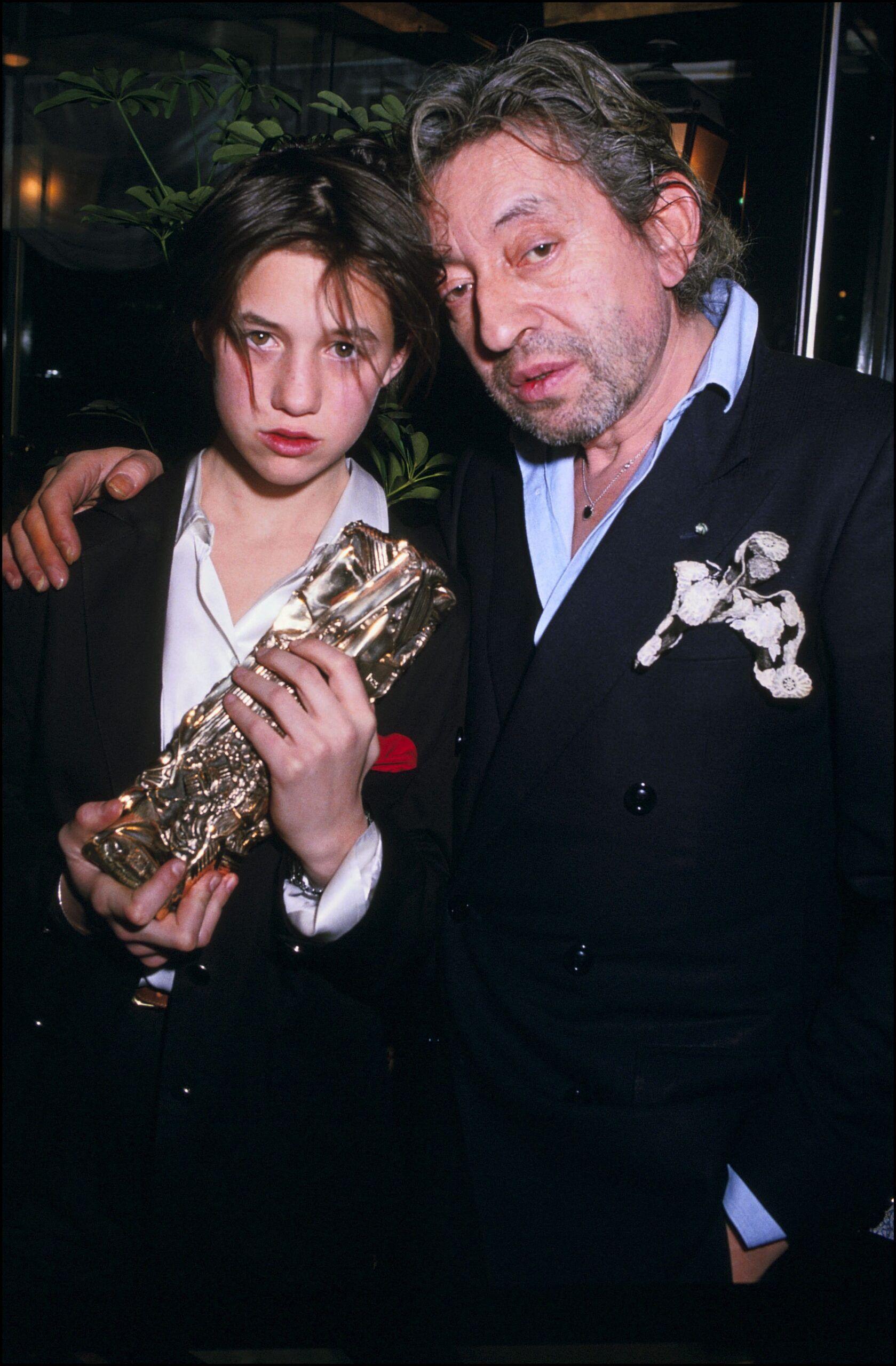 Charlotte Gainsbourg et son père Serge Gainsbourg lors de la 11e cérémonie des César le 27 février 1986 à Paris. © PAT/Gamma-Rapho via Getty Images.