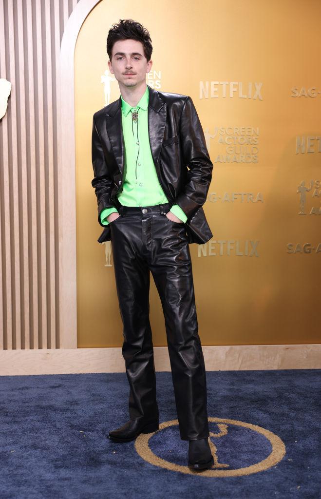 Timothée Chalamet en costume en cuir et chemise verte Chromehearts au SAG Awards le 23 février 2025 à Los Angeles. © Christina House / Los Angeles Times via Getty Images