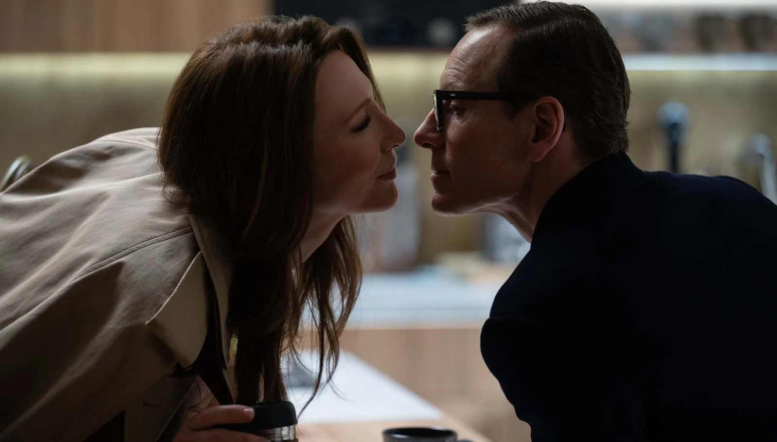 Cate Blanchett et Michael Fassbender dans le film The Insider (2025) © 2025 All Rights Reserved.