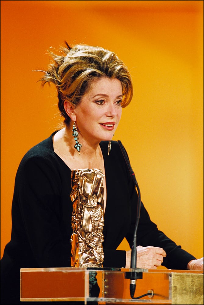 Catherine Deneuve aux César, le 19 février 2000, par Pool ARNAL/CHARRIAU/Gamma-Rapho via Getty Images. 