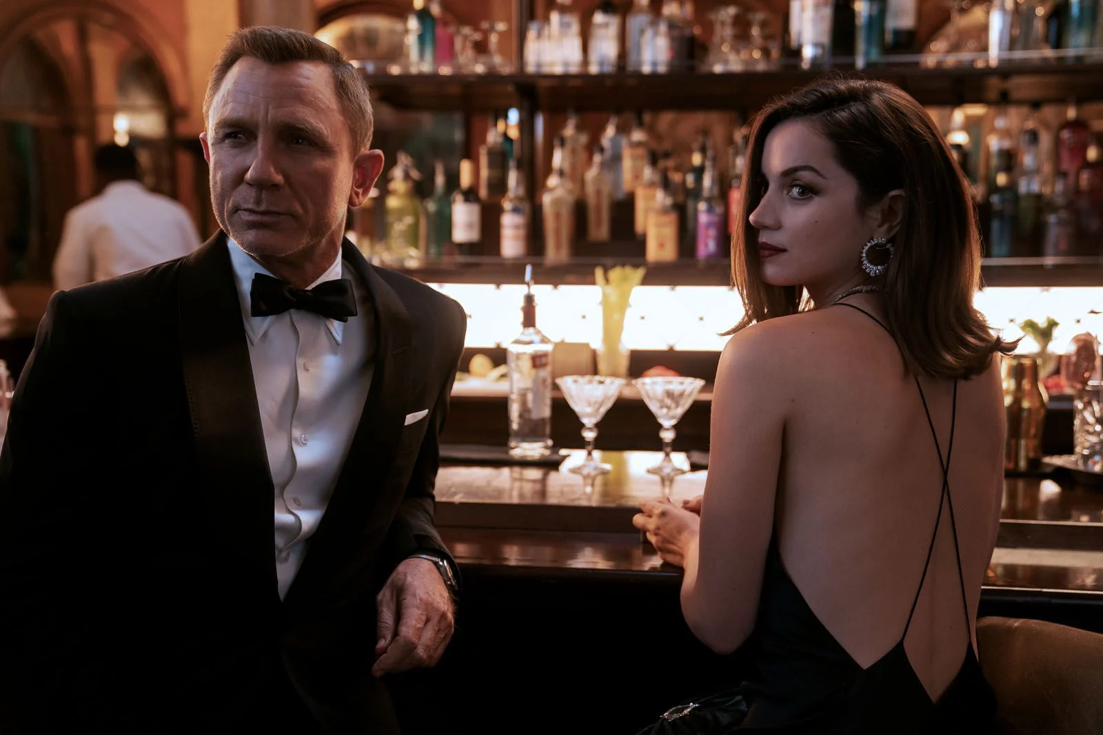 Daniel Craig et Ana de Armas dans le film James Bond Mourir peut attendre (2021) de Cary Joji Fukunaga. © Universal Pictures International France.