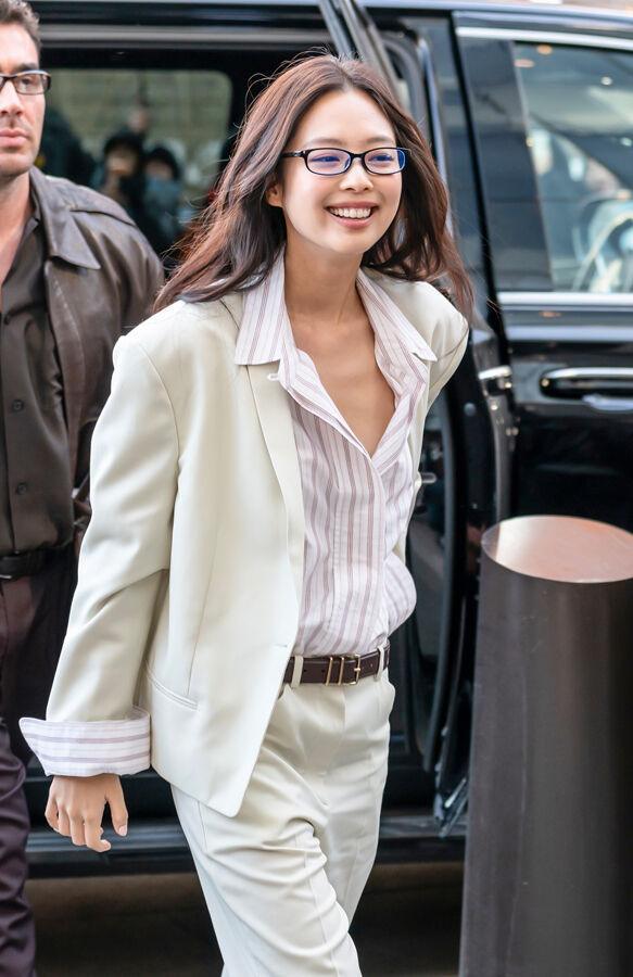 jennie porte une chemise à rayures oversized