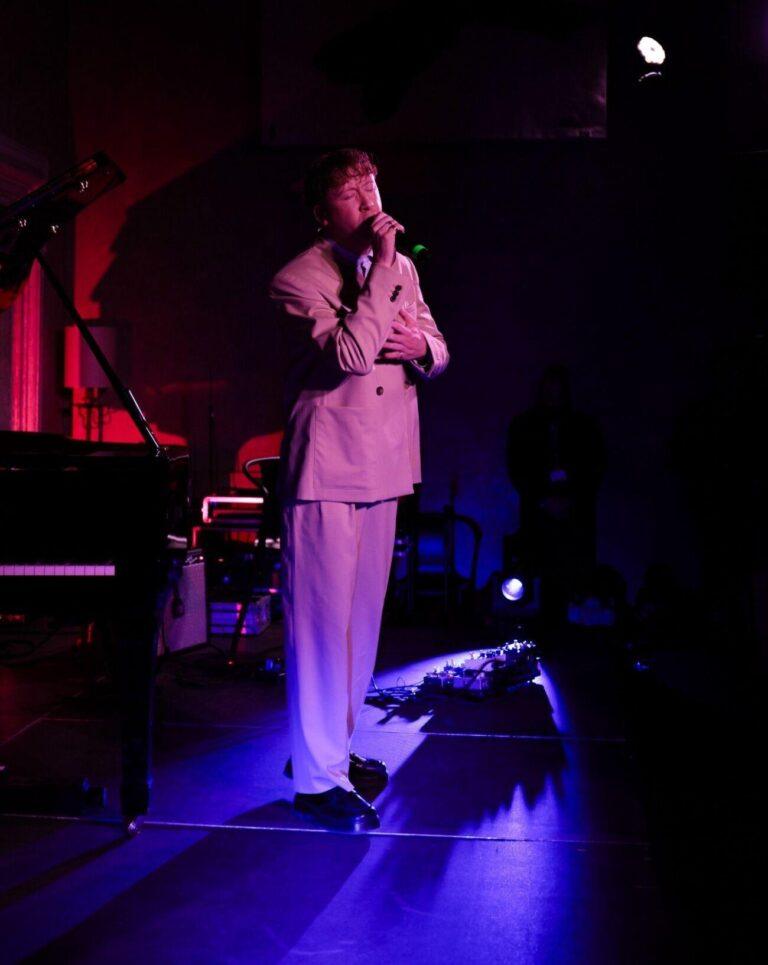 Eddy de Pretto en concert à la Villa Médicis © Julien Thige.