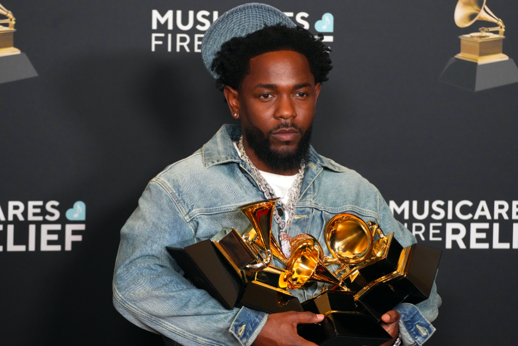 Kendrick Lamar, lauréat du Prix de l'Enregistrement de l'Année, de la Meilleure Performance Rap, de la Meilleure Chanson Rap, du Meilleur Clip Vidéo et de la Chanson de l'Année pour "Not Like Us", pose dans la salle de presse lors de la 67ᵉ cérémonie des GRAMMY Awards à la Crypto.com Arena, le 2 février 2025 à Los Angeles, Californie. 