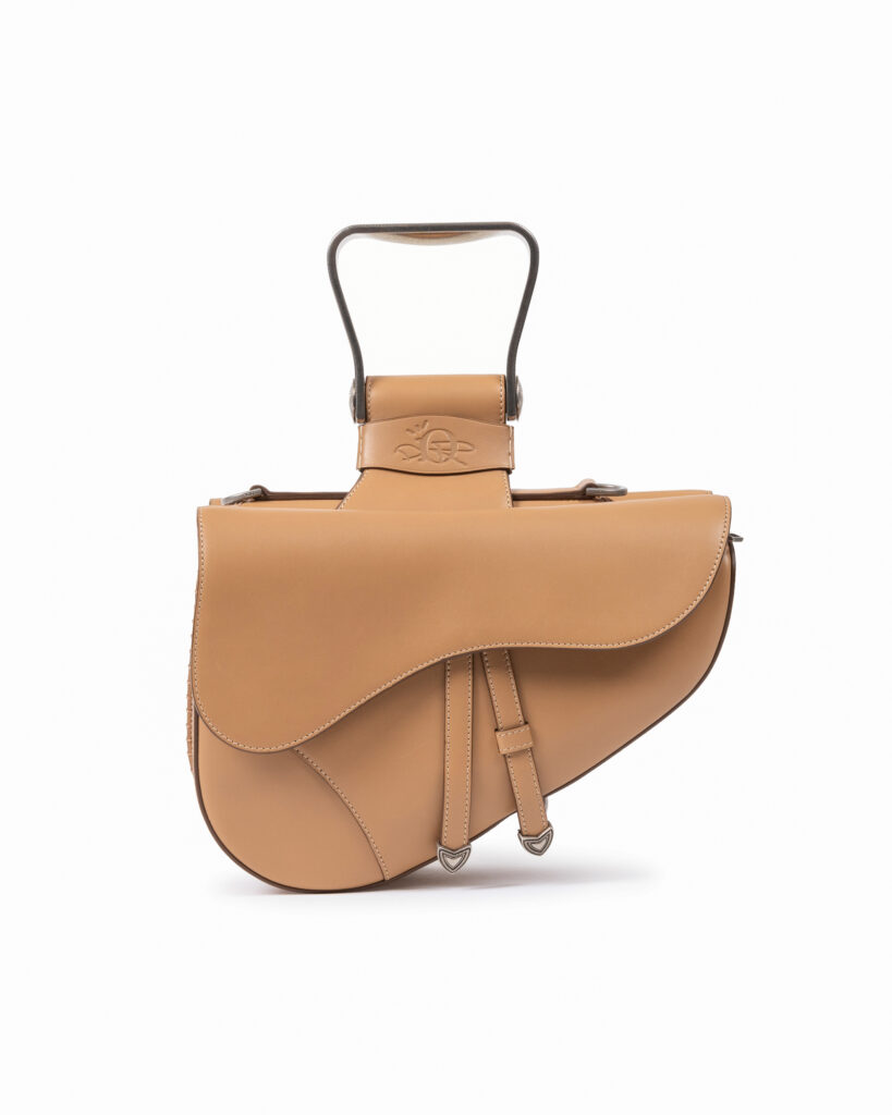 Le sac Saddle en cuir marron clair Dior x Travis Scott. © Joopiter.