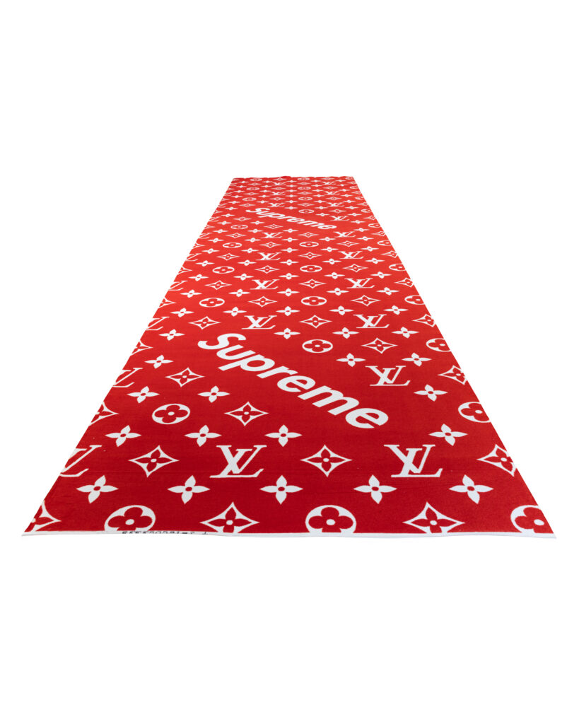 Le tapis monogrammé Louis Vuitton x Supreme. © Joopiter.
