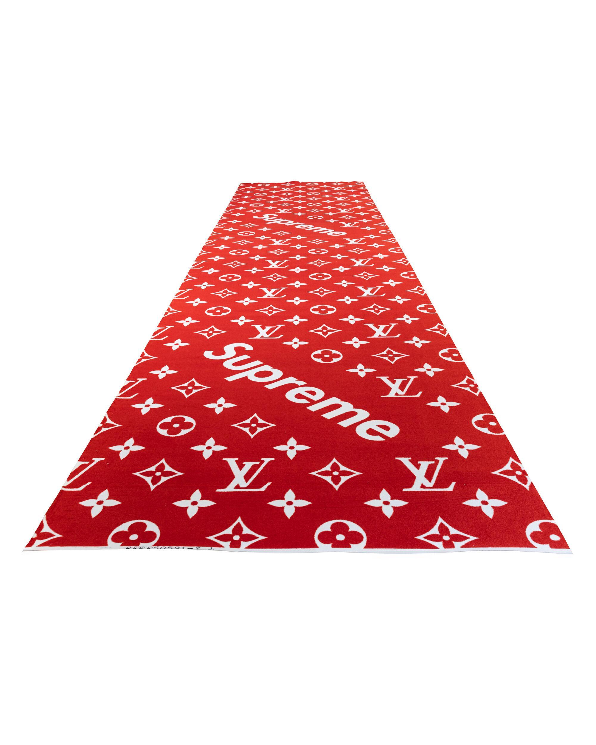 Le tapis monogrammé Louis Vuitton x Supreme. © Joopiter.